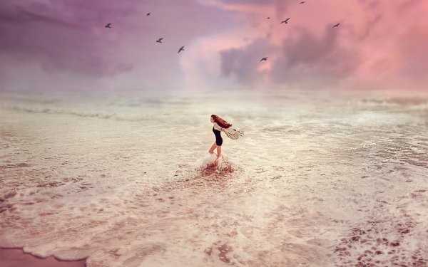 Девушка бежит в море