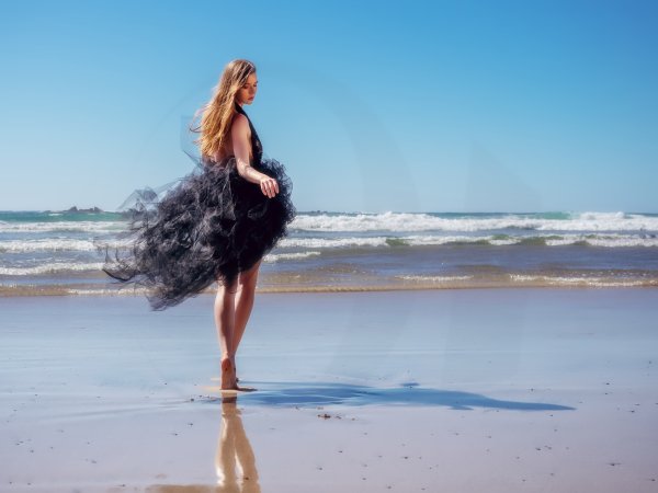 Девушка бежит по морю