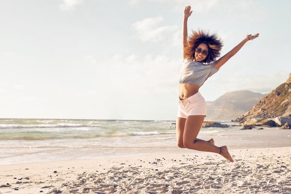 Счастливая девушка на пляже