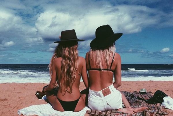Подруги на море
