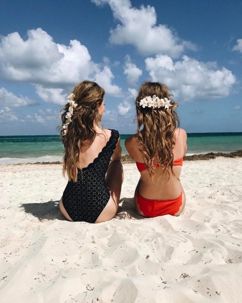 Подруги на пляже