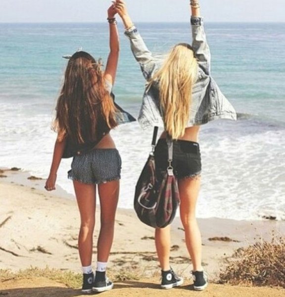 Две подруги со спины