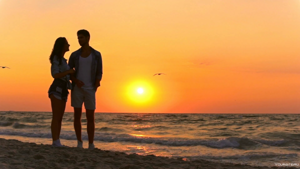 Влюбленные на закате на берегу