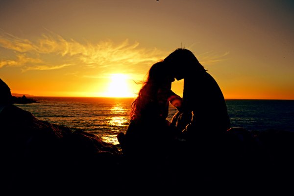 Парень с девушкой на закате у моря