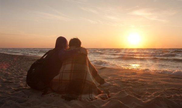 Пара на берегу моря