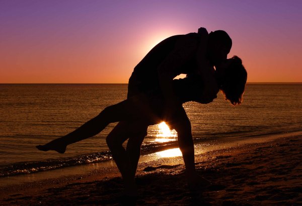 Танцы на берегу моря