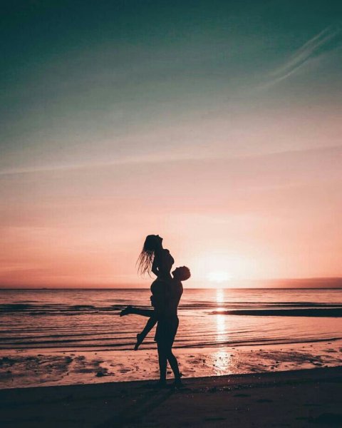 Влюбленные на море на закате