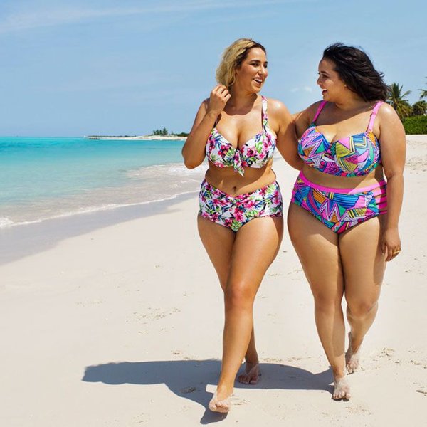 Упитанная женщина в купальнике