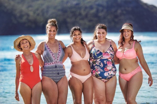 Пожилые женщины в купальниках