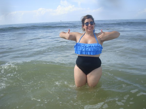 Толстая девушка на море