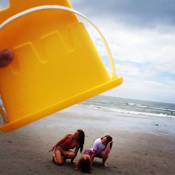 Смешная фотосессия на пляже