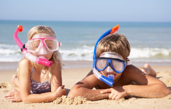 Дети летом на море