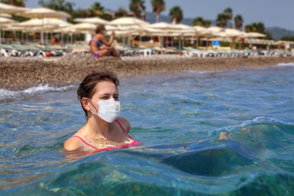 Женщина плывет в маске