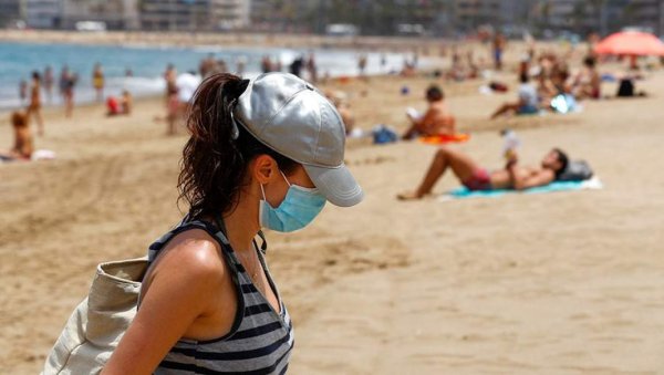 В маске на пляже