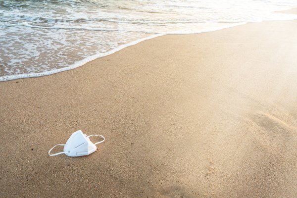 В маске на пляже