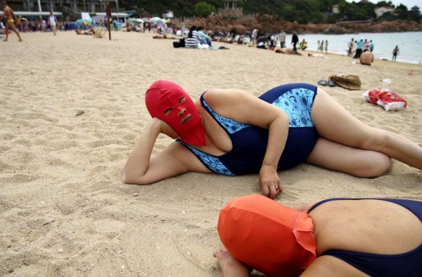 На пляже женщины смешное