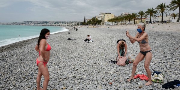 В маске на пляже