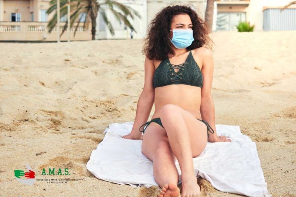 В маске на пляже