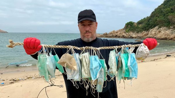 Маски в океане мусор