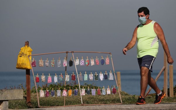 На пляже в маске медицинской