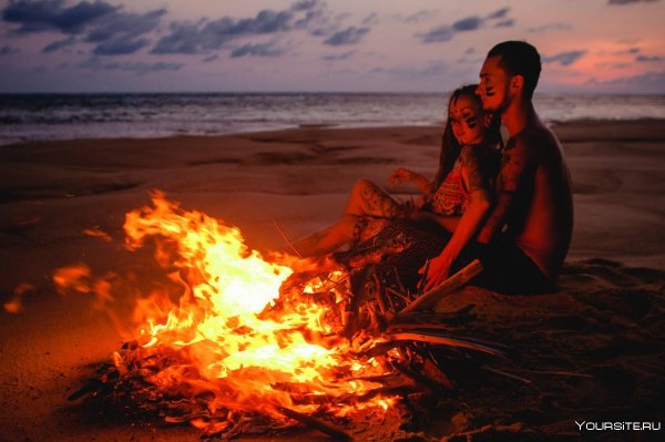 Влюбленные на берегу у костра