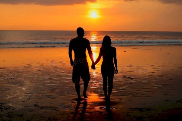 Двое на закате у моря