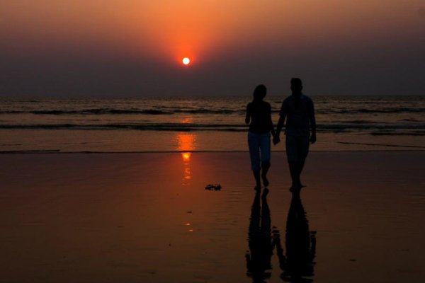 Двое на берегу моря ночью