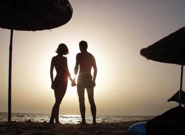 Мужчина и женщина на море