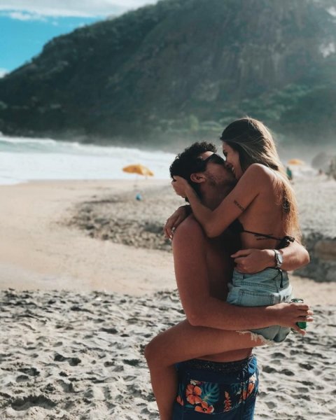 Влюбленные на пляже