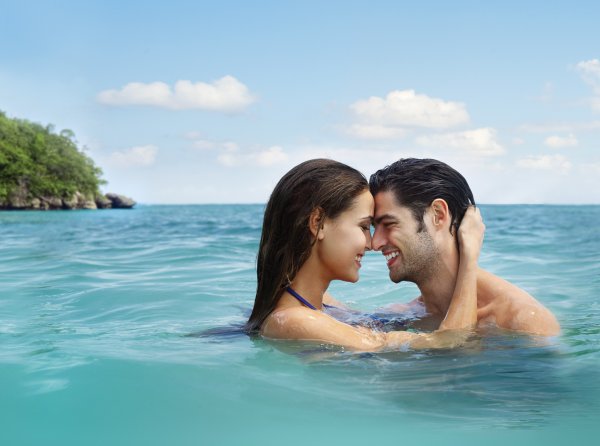 Влюбленные пары на море