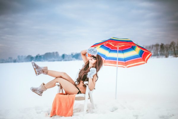 Девушка в купальнике зимой
