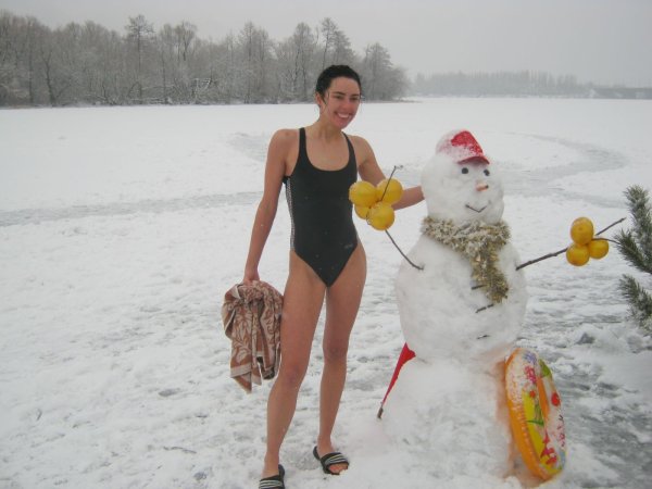 Зимой в купальнике прикольное