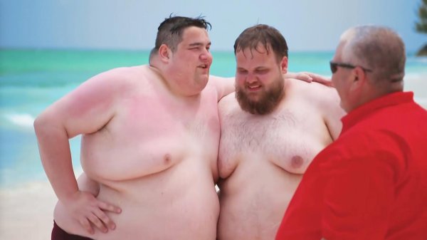 Толстые мужчины на пляже