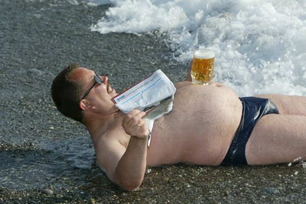 Мужик с пивом на пляже