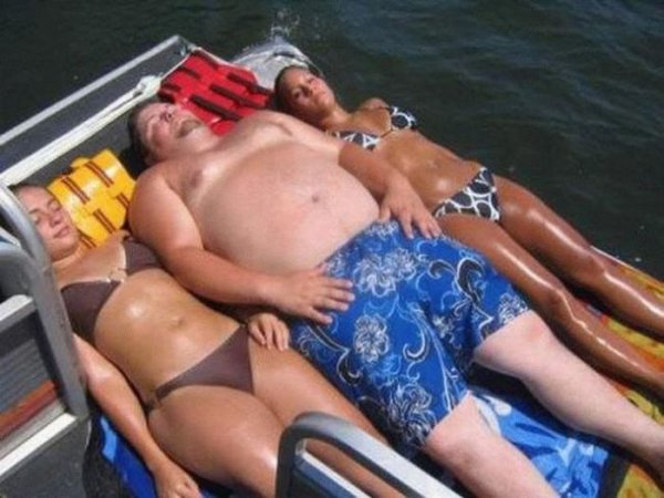 Толстяк на пляже