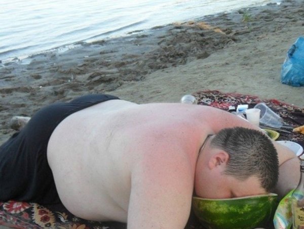 Толстяк на пляже