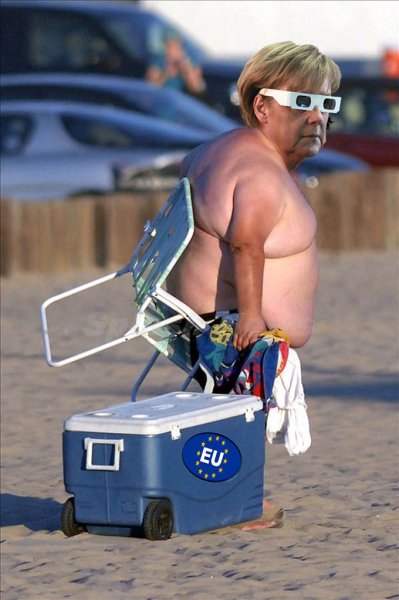 Толстые люди на пляже