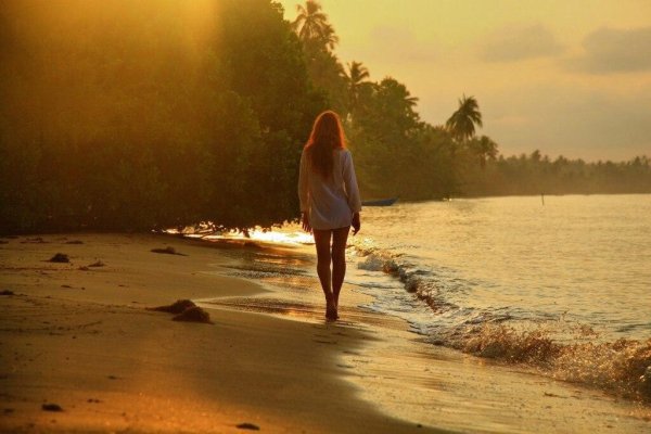 Девушка идет по берегу моря