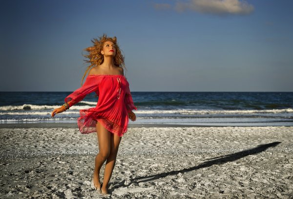 Девушка в платье на пляже
