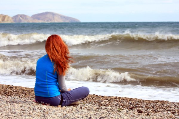 Рыжеволосая девушка на берегу