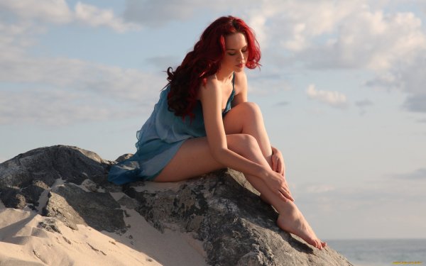 Девушка сидит на Камне