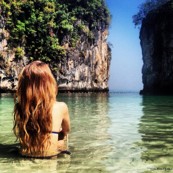 Рыжая девушка на море