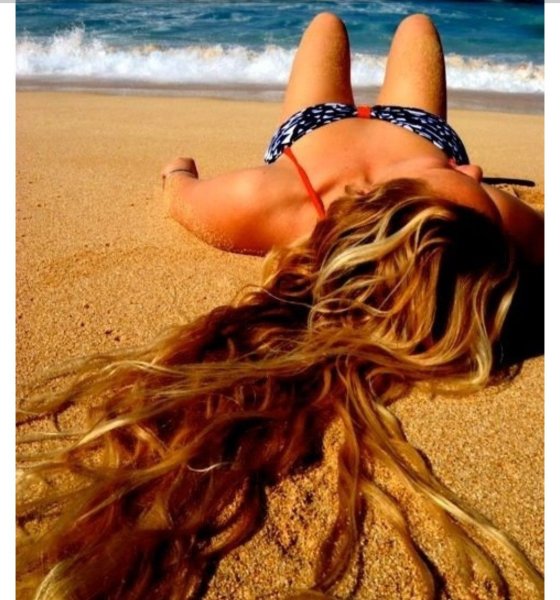 Девушка на пляже спиной