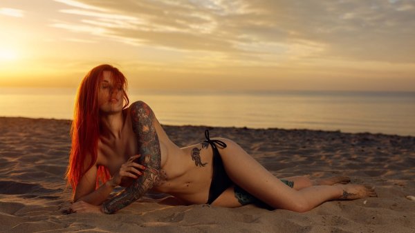 Рыжая девушка в купальнике