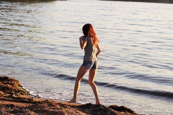 Рыжая девушка на берегу моря