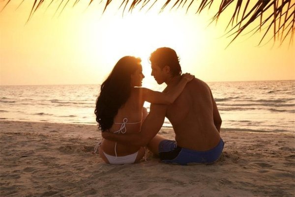 Парень с девушкой на берегу моря