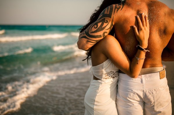 Обнимает девушку