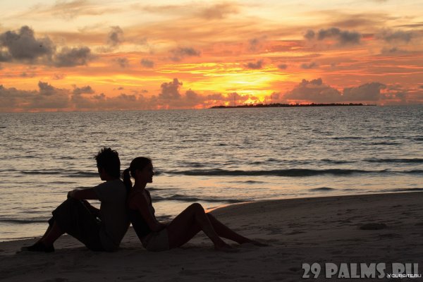 Двое на берегу моря