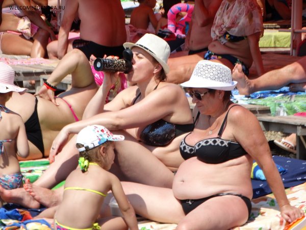 Отдыхающие женщины на пляже