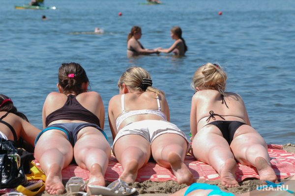 Взрослые женщины загорают на пляже